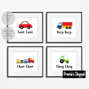 Può includere: Quattro stampe d'arte da parete stampabili con illustrazioni di un'auto rossa, un camion blu, un treno rosso e un trattore verde. Ogni stampa ha uno sfondo bianco e testo nero. Il testo sulle stampe dice "Toot Toot", "Beep Beep", "Choo Choo" e "Chug Chug".