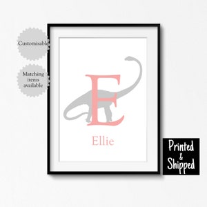 Impresión de nombre de dinosaurio rosa, póster con inicial de dinosaurio personalizado para niñas, arte de pared con nombre personalizado para sala de juegos de niños, dormitorio, 5 x 7, 6 x 8, 8 x 10, A4, 11 x 14, A3, 30 x 40