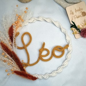 Couronne bohème en macramé avec un prénom en tricotin et des fleurs image 2