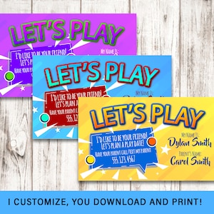 Puede incluir: Tres tarjetas de invitación coloridas "Let's Play". Cada tarjeta tiene un color de fondo diferente: morado, azul y amarillo. Las tarjetas incluyen campos de texto para el nombre del niño y un mensaje para planificar una cita de juego. La parte inferior de la imagen dice: "¡Yo personalizo, tú descargas e imprimes!"