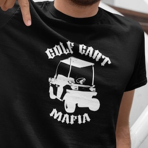 Koszulka z krótkim rękawem i nadrukiem „Golf Cart Mafia” dla Twojego ulubionego golfisty lub właściciela wózka golfowego.