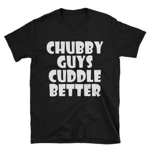 Kuschel dich stilvoll mit unserem &quot;Chubby Guys Cuddle Better&quot; T-Shirt für Big Guys - Celebrate the Belly Collection