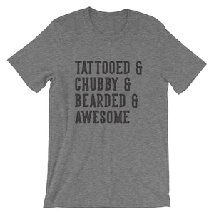 Puede incluir: Camiseta gris con el texto "Tattoed & Chubby & Bearded & Awesome" impreso en negro.