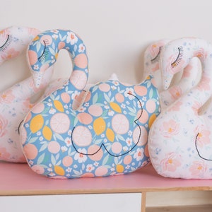 Dekorative Plüsch Don Schwan, Swan Stoff, &quot;Mein kleiner Schwan&quot;, gedruckt gewebekissen Blumen der Felder.