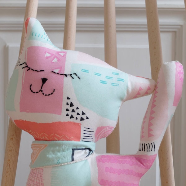 Peluche chat, décoration pour enfant et bébé : coussin en forme de chat, tissu imprimé coloré vert mint, rose et orangé..