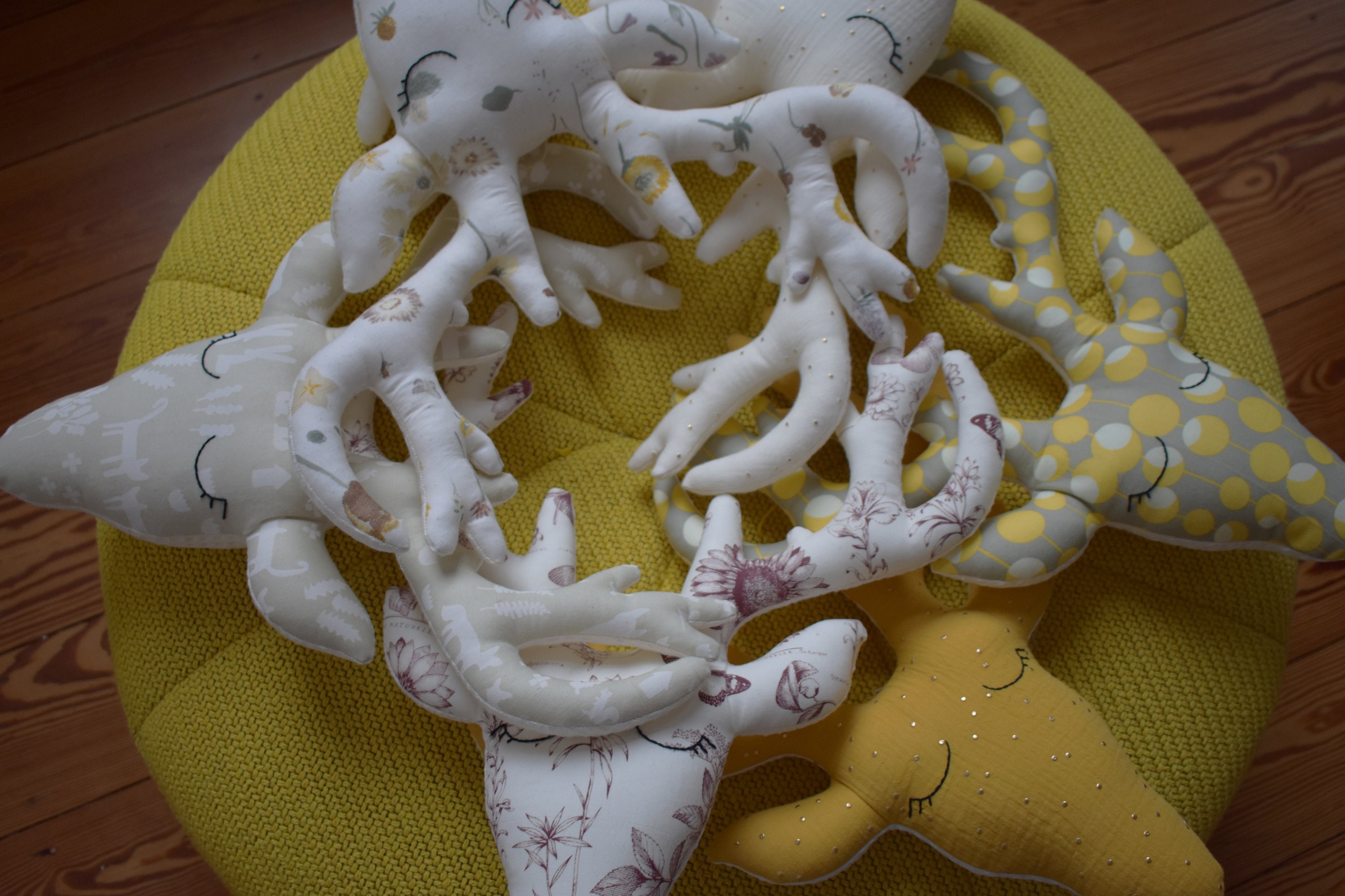 Trophée Tête de Cerf, Cerf Murale Tissu, Couleur Gris/Jaune à Pastilles.