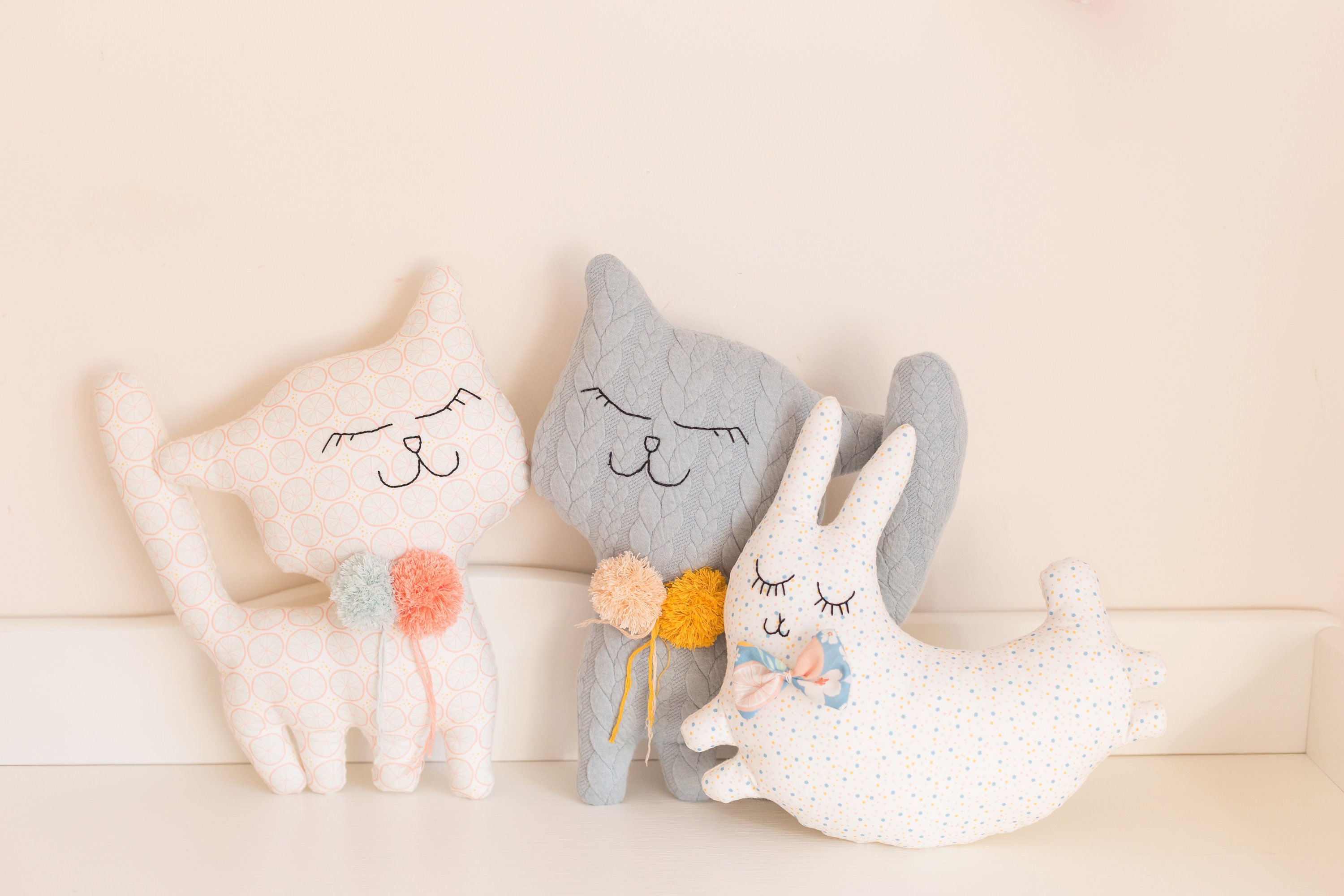 Chat Peluche Doudou Coussin Décoratif Chaton Petits Pompons Tissu Pastel