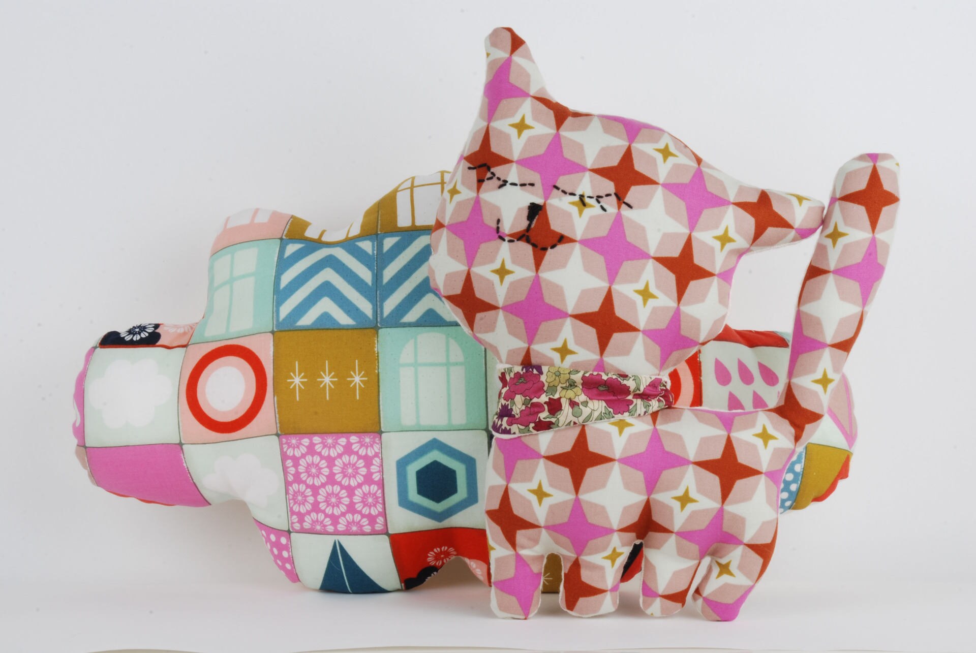 Doudou Chat Décoratif, Imprimé de Formes Géométriques Très Colorées, avec Son Petit Foulard Fleuri L