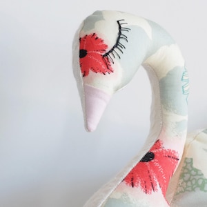 Doudou cygne, coussin décoratif, mon petit cygne, tissu imprimé fleuri vert tendre.
