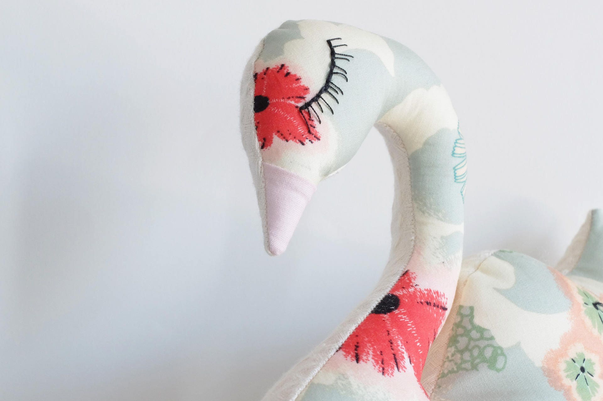 Doudou Cygne, Coussin Décoratif, Mon Petit Tissu Imprimé Fleuri Vert Tendre.