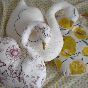 Plüschschschmaus dekorativ, Schwanenkissen aus Stoff, &quot;mein kleiner Schwan&quot;, Bedruckte Natur.
