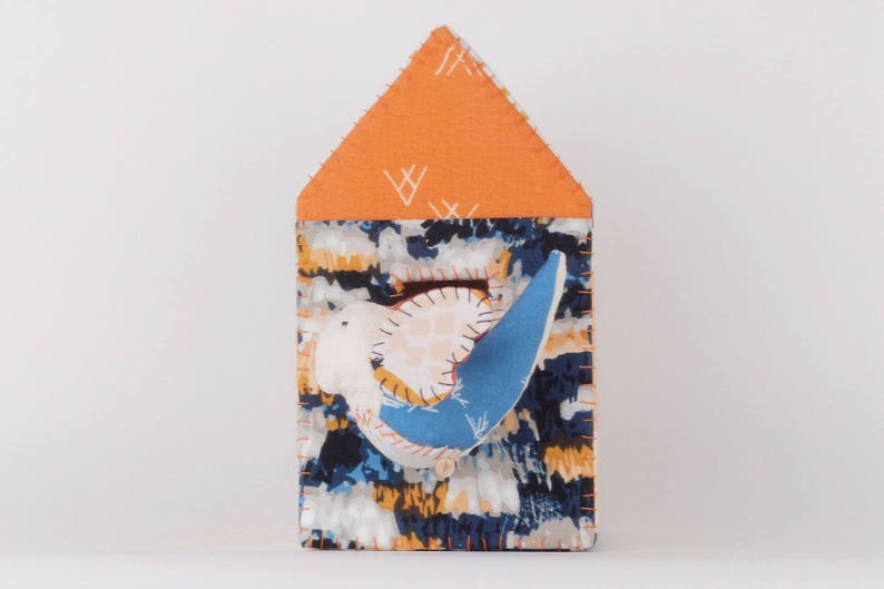 Maison mural en tissu, avec son oiseau à accrocher au mur, tissus colorés rouille/bleu/jaune. image 1