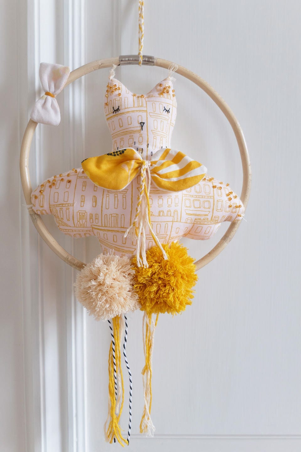 Mobile Hibou Chouette et Petits Pompons Dans Son Cercle de Bambou Couleurs Pastels. Déco Bébé Enfant