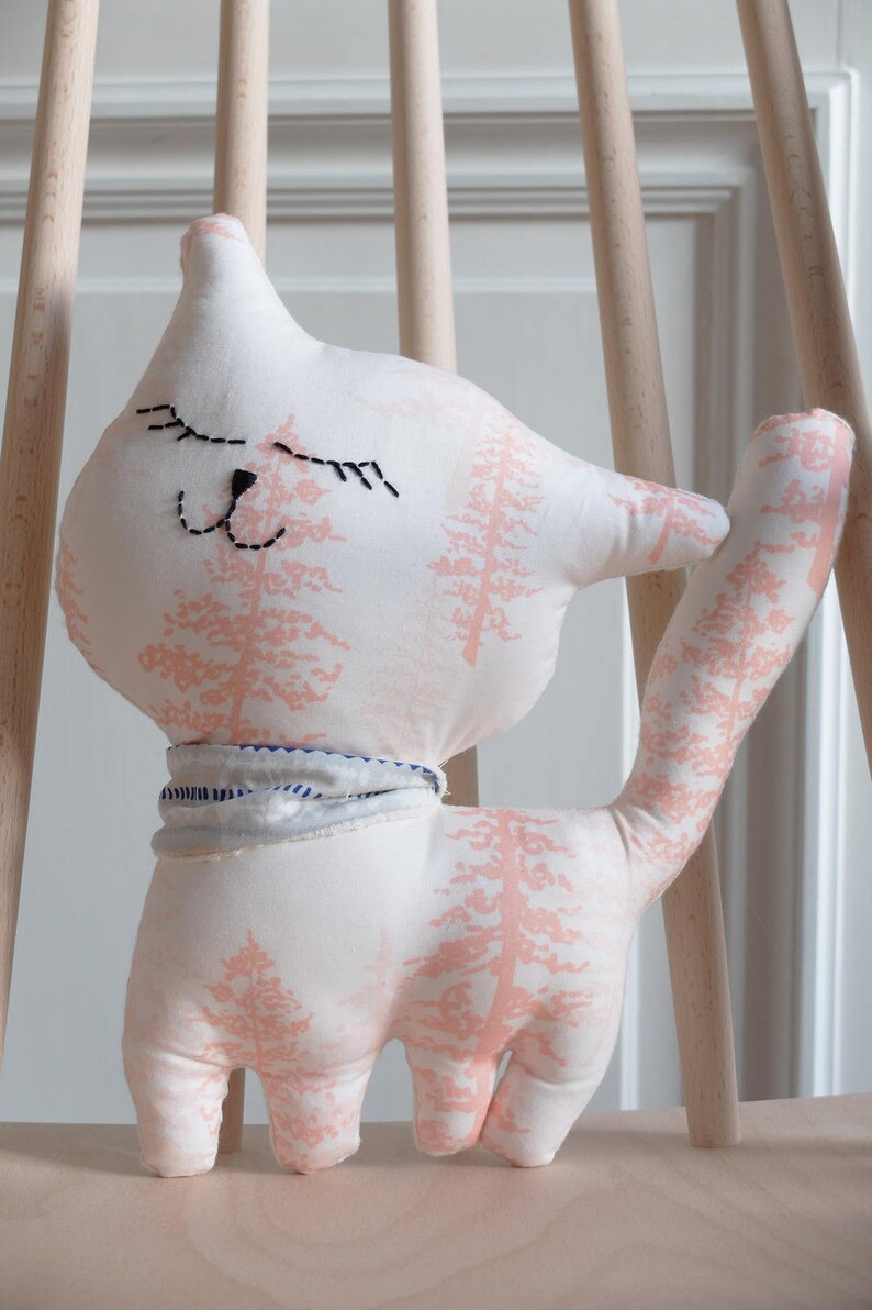 Chat en tissu, doudou décoratif, coussin chat pour chambre d'enfant ou bébé, tissu imprimé d'arbres couleurs pastels. image 2