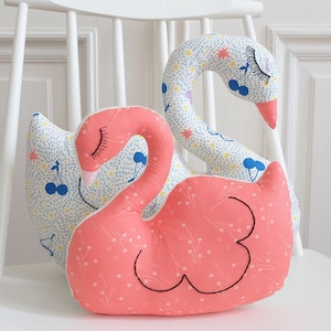 Cygne doudou en tissu, coussin décoratif, mon petit cygne, tissu imprimé corail et pois !