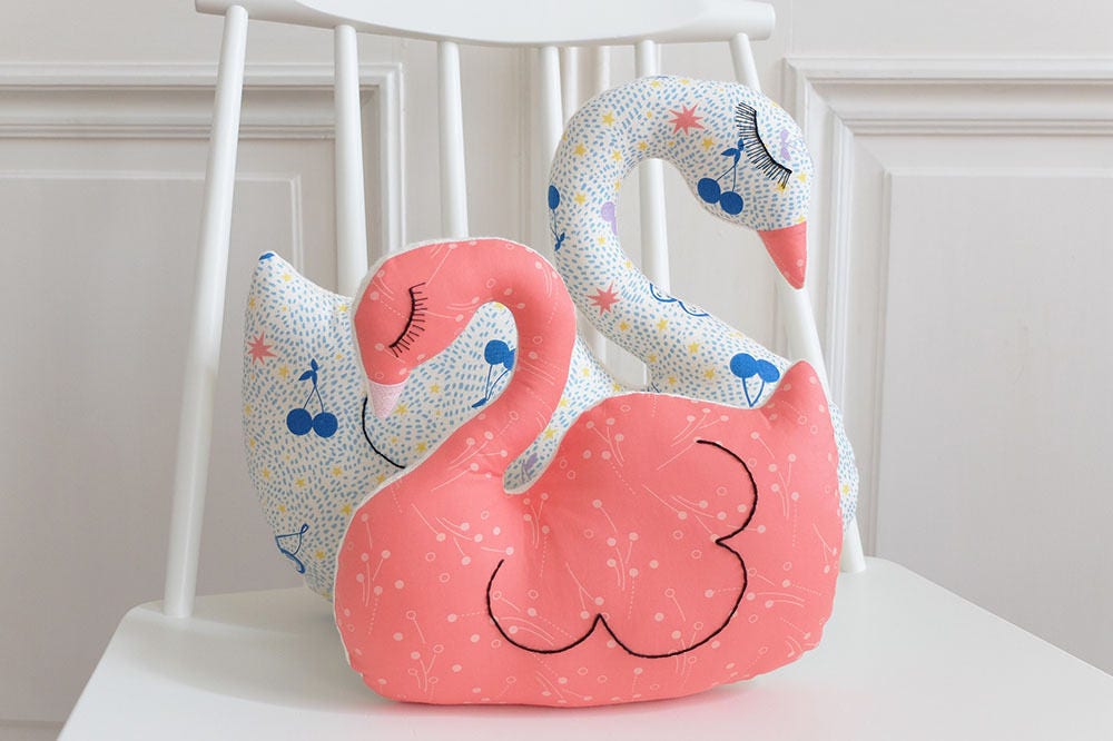 Cygne Doudou en Tissu, Coussin Décoratif, Mon Petit Cygne, Tissu Imprimé Corail et Pois