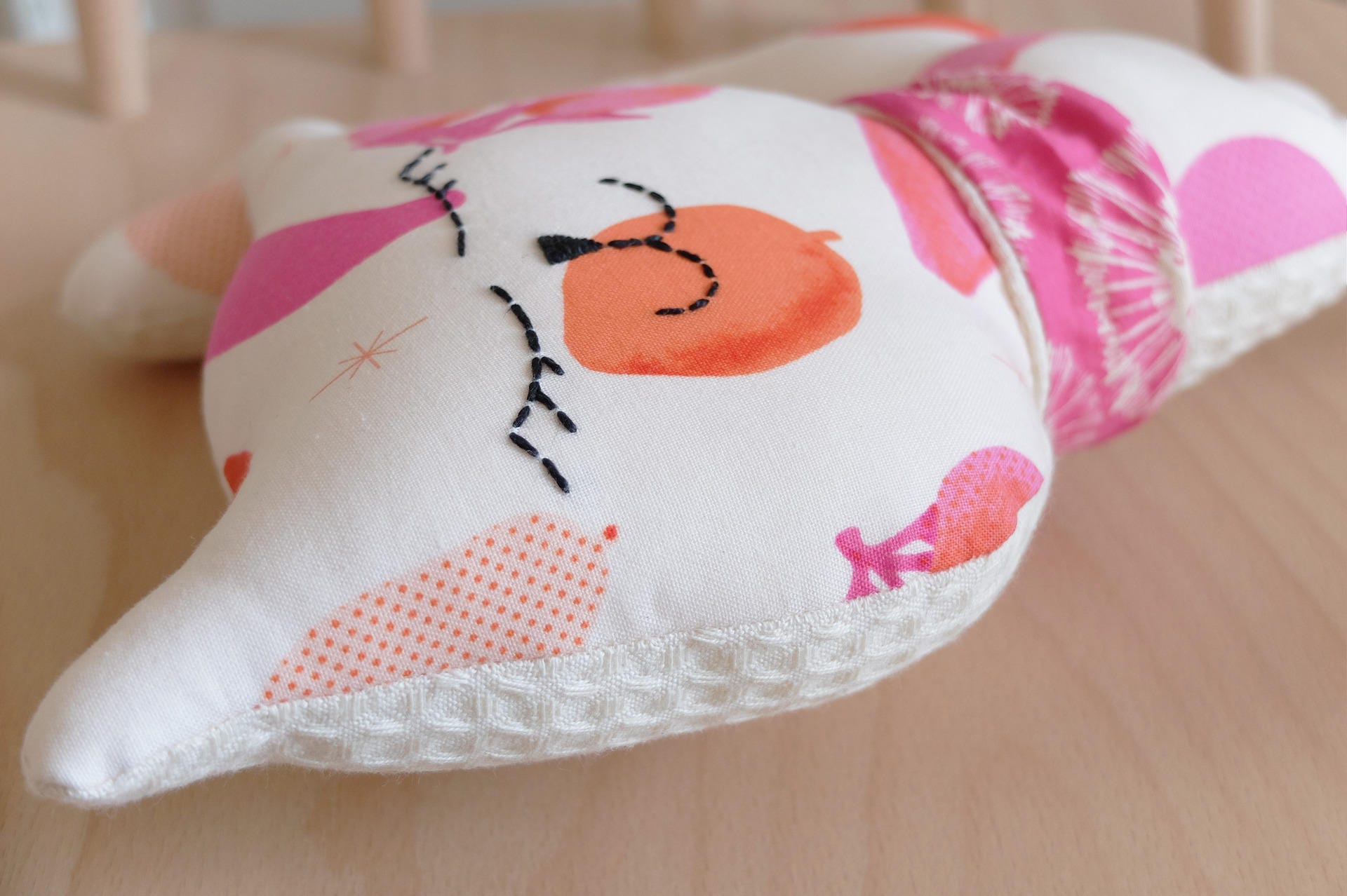 Chat Doudou, Coussin Décoratif Pour La Chambre de Vos Petits Bouts Chou, Tissu Imprimé Coloré Flash 