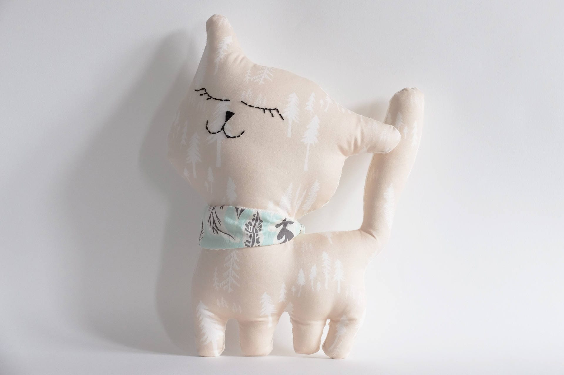 Doudou Décoratif Chat, Tissu Imprimé de Petits Arbres La Forêt.