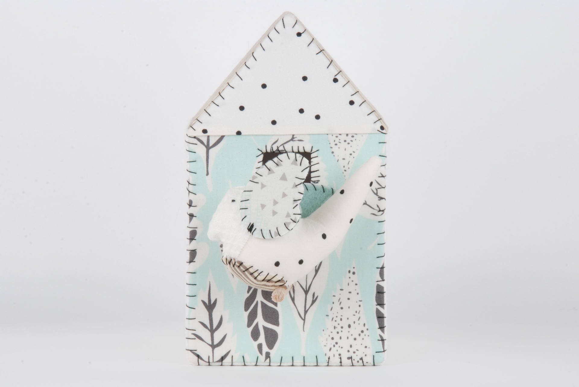 Cabane et Oiseau Tissu Vert Mint, à Accrocher Au Mur, Tissus Pois Aux Couleurs Pastels.