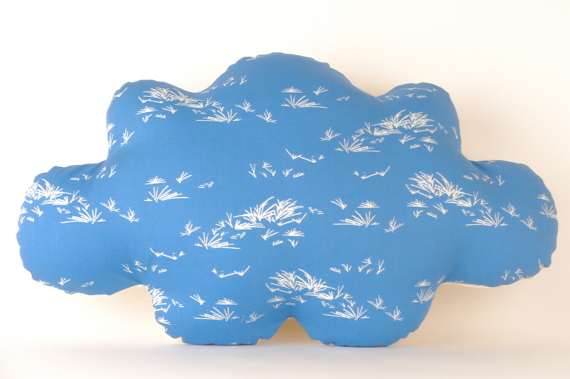 Coussin Nuage Original et Moelleux, Déco Pour Chambre de Bébé ou Enfant. Imprimé Petits Motifs Herbe