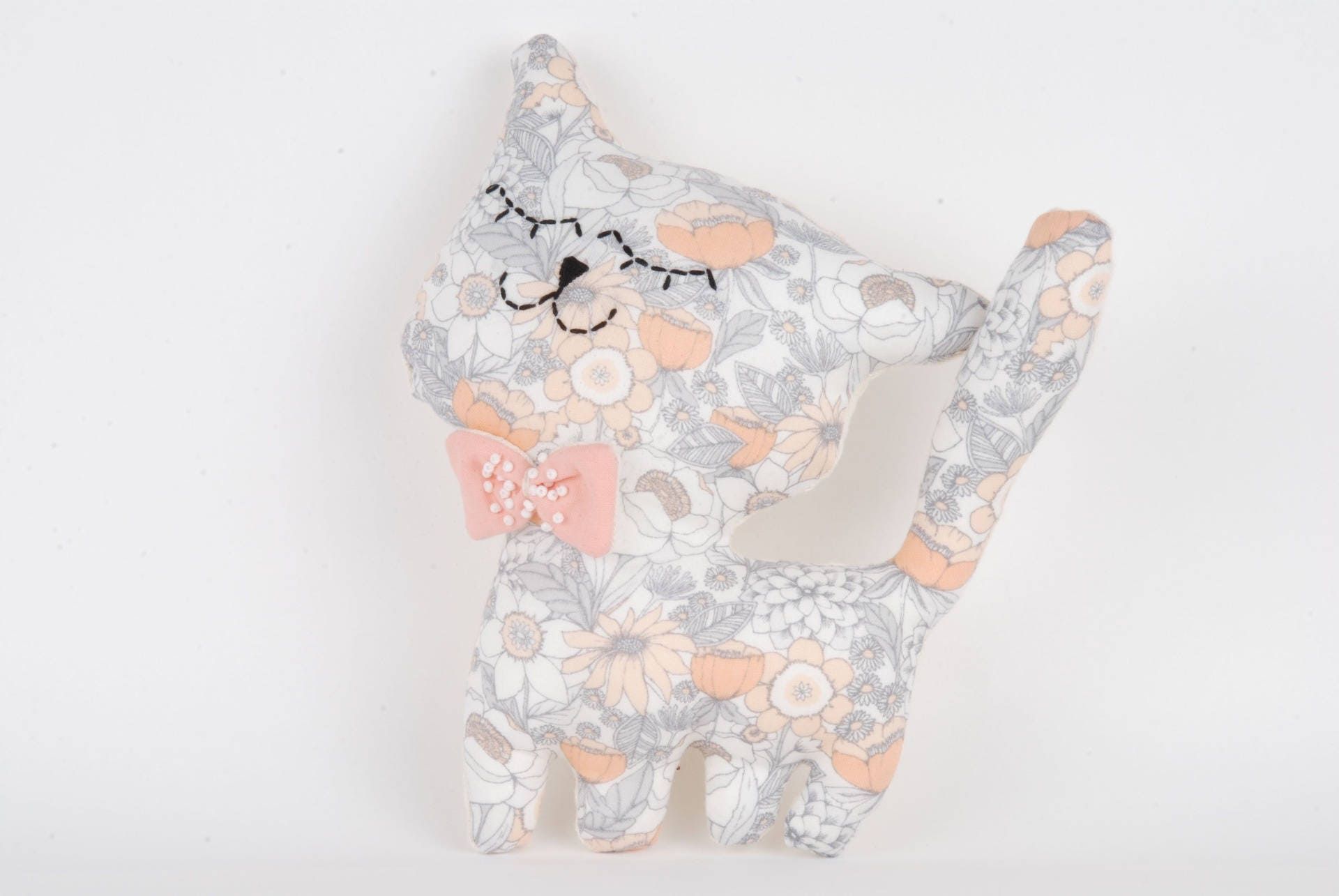 Chat Fleuri, en Tissu, Coussin Décoratif, Chat Fier Au Noeud Papillon Uni/Saumon, Cousu de Petites P