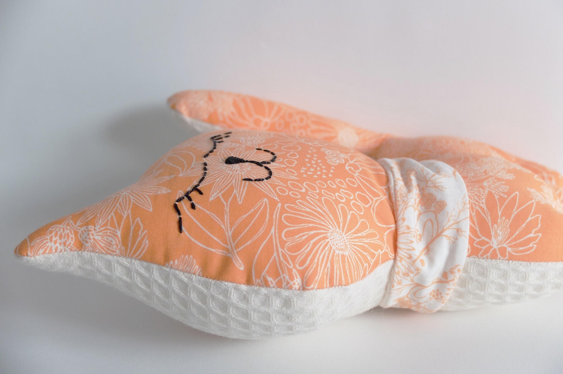 Doudou Décoratif Coussin Chat, Tissu Imprimé Fleuri.