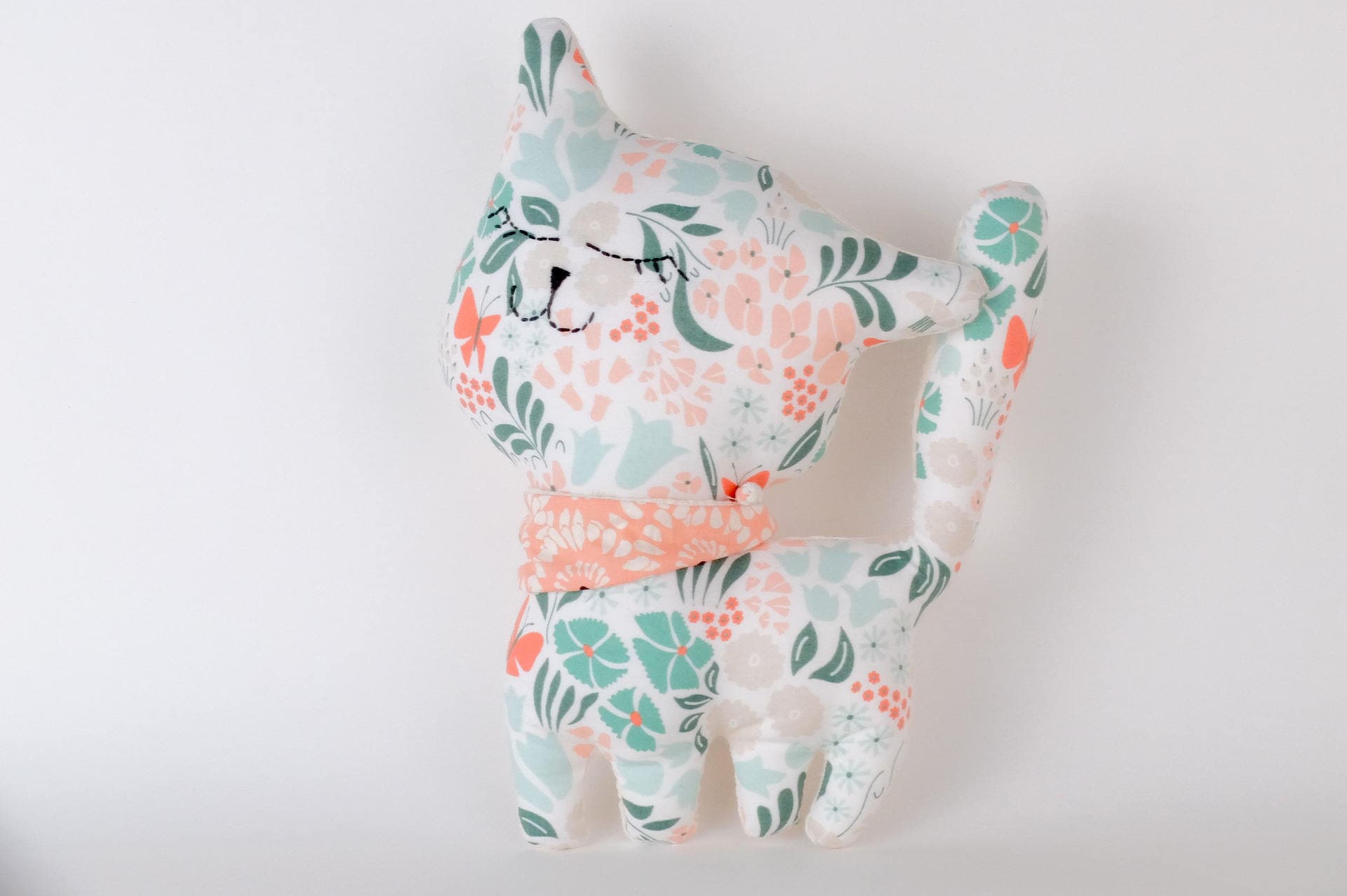 Chat Pour Bébé, Décoration Doudou, Tissu Imprimé de Fleurs Sauvages Dans Les Tons Verts Tendre.