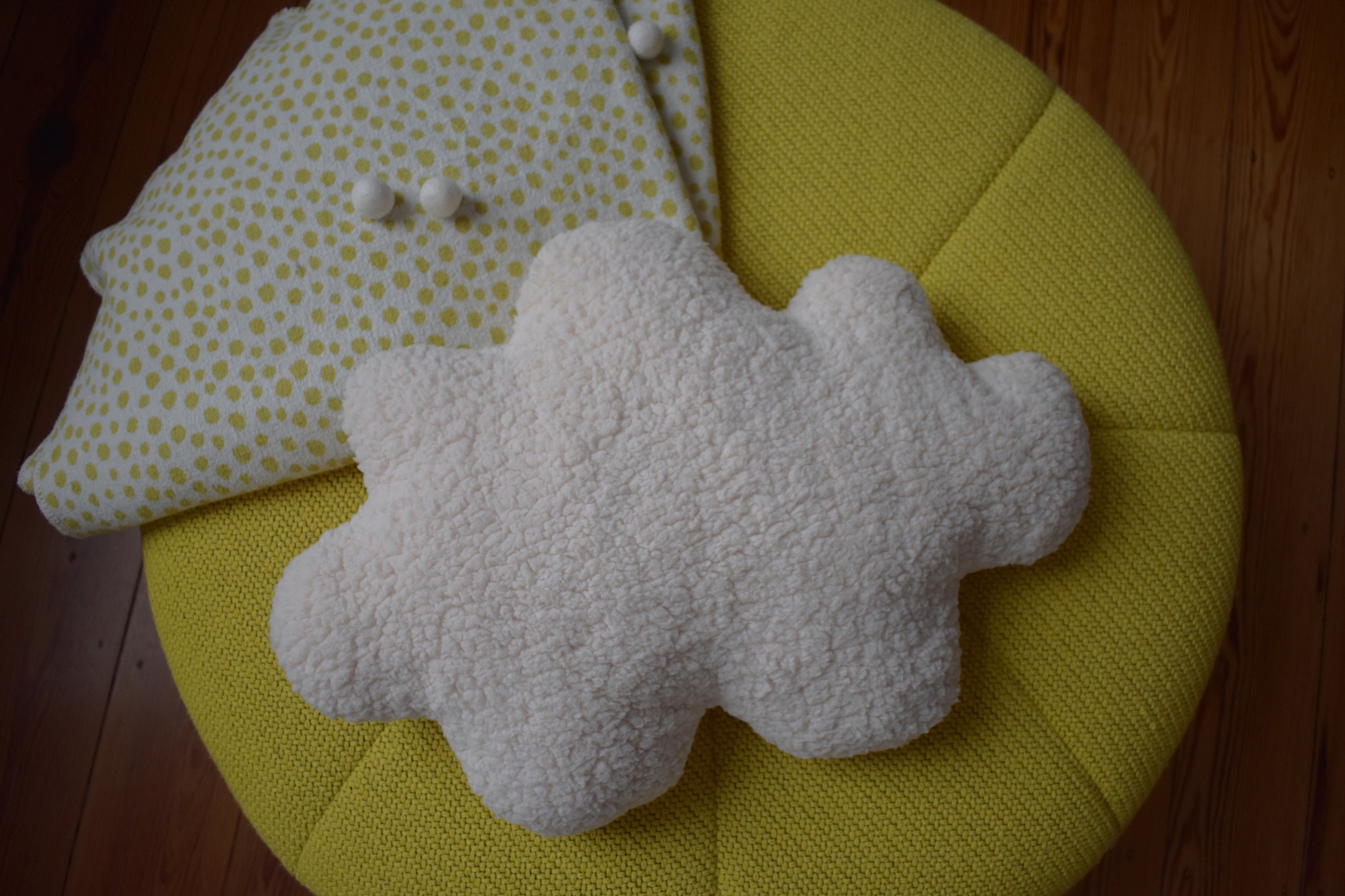 Coussin Forme Nuage, Tissu Peluche, Moelleux et Tendre, Couleur Beige