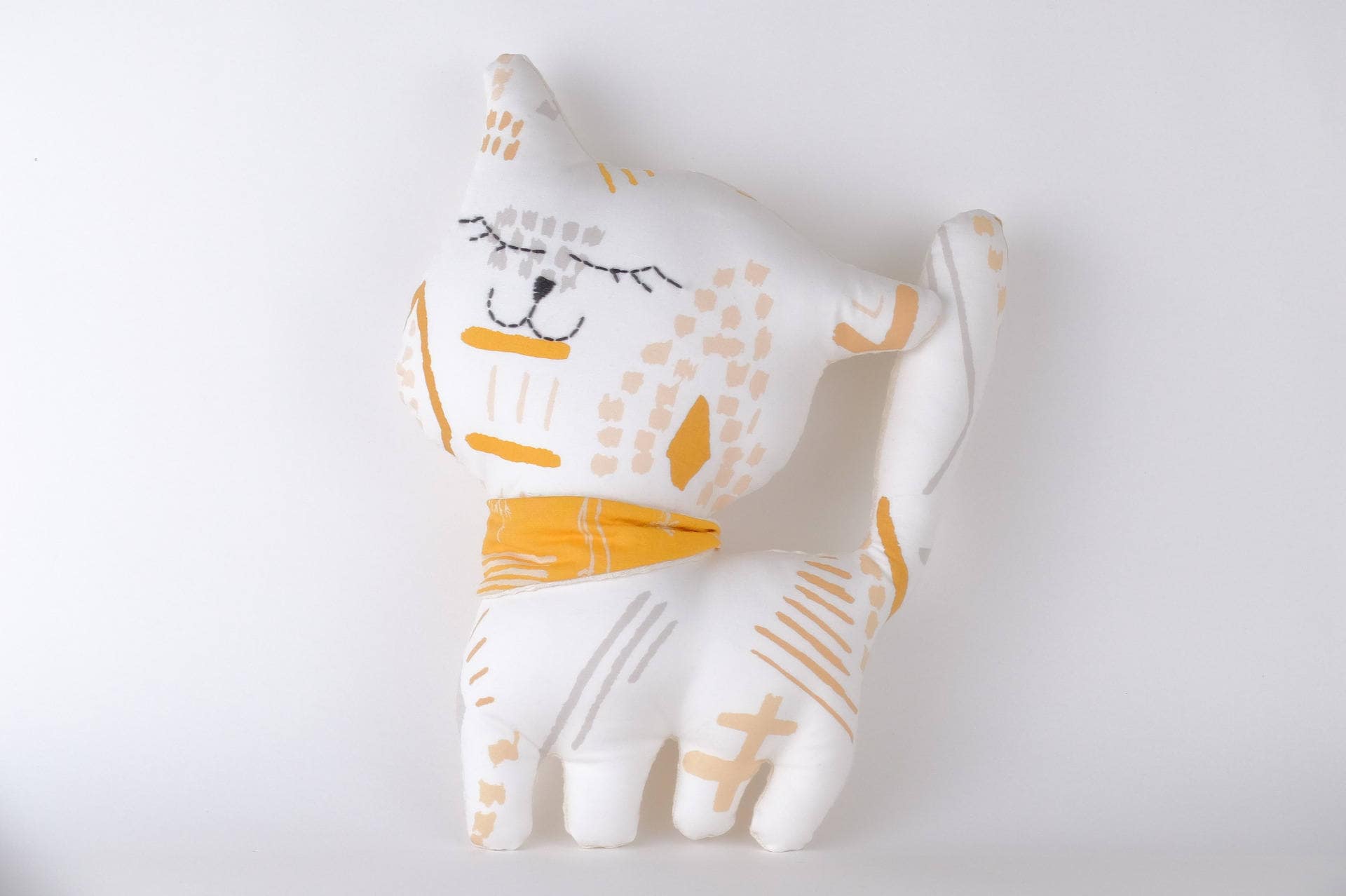 Chat Peluche Décorative, Tissu Imprimé de Petits Motifs Jaunes sur Fond Blanc.