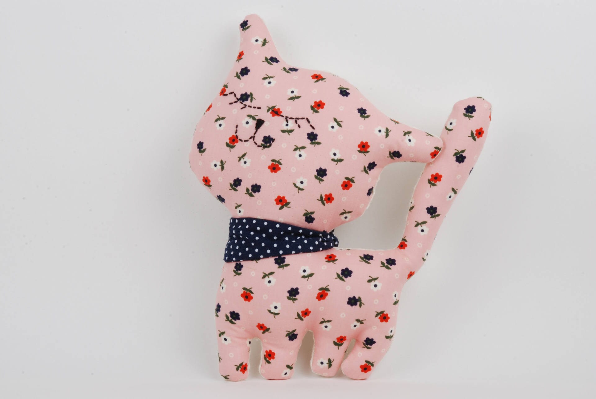 Doudou Chat Décoratif en Tissu, Tissu Imprimé de Petites Fleurs et Petits Pois Blancs sur Fond Rose 