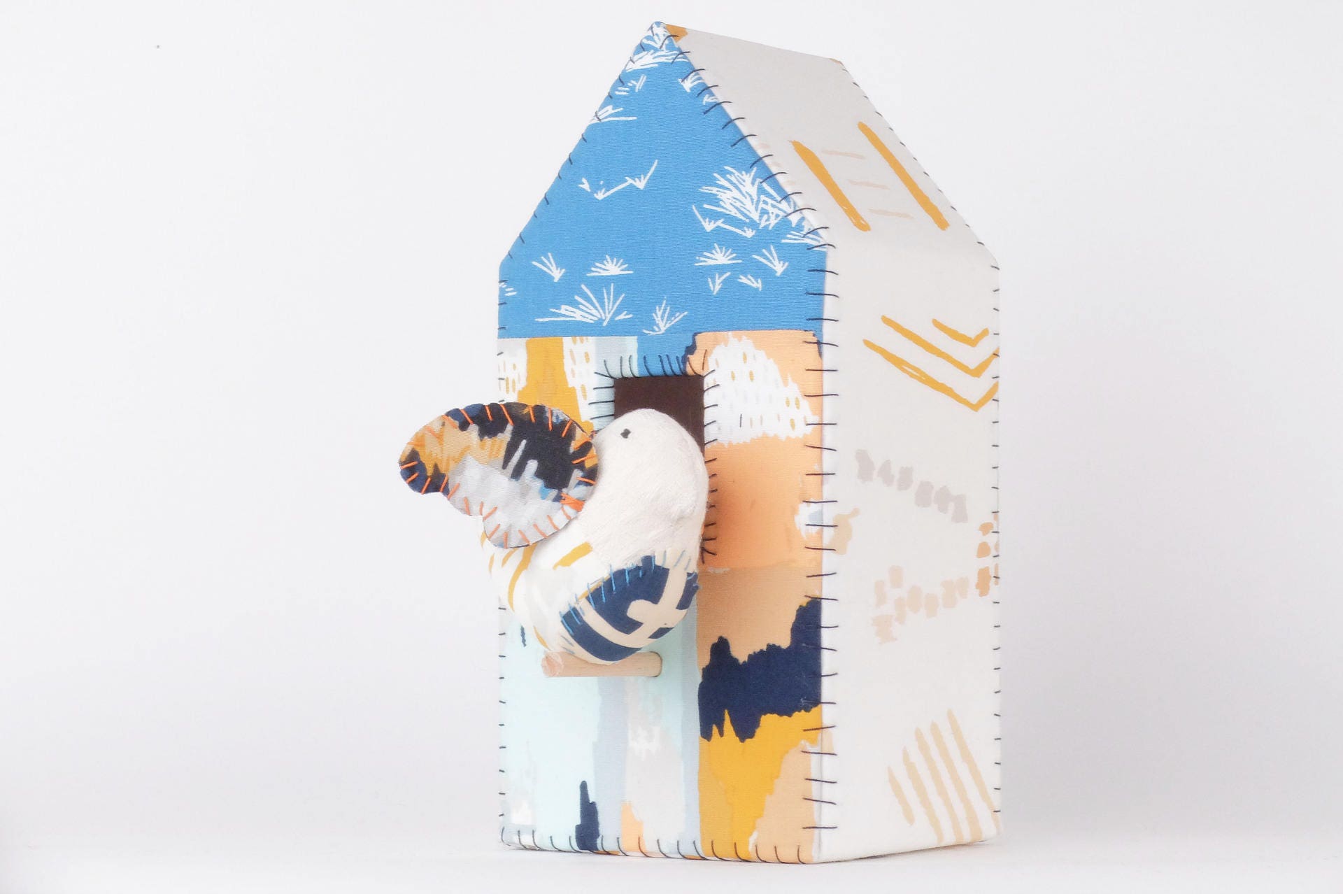 Cabane Oiseau, Maison avec Son Oiseau à Accrocher Au Mur, Tissus Dans Les Tons Jaune et Bleu.