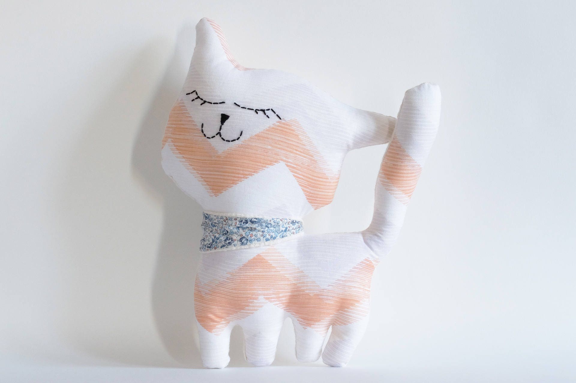 Doudou Décoratif Chat, Tissu Imprimé Chevrons Couleurs Pastels.