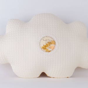 Coussin nuage original, décoration chambre bébé ou enfant, nuage imprimé de motifs colorés superposés. image 2