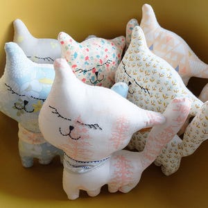 Chat en tissu, doudou décoratif, coussin chat pour chambre d'enfant ou bébé, tissu imprimé d'arbres couleurs pastels. image 1