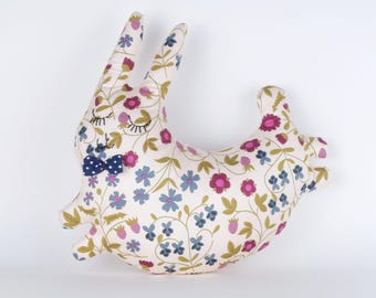 Lapin en tissu, coussin décoratif, mon lapinou, tissu imprimé jolies petites fleurs sauvages. Liberty