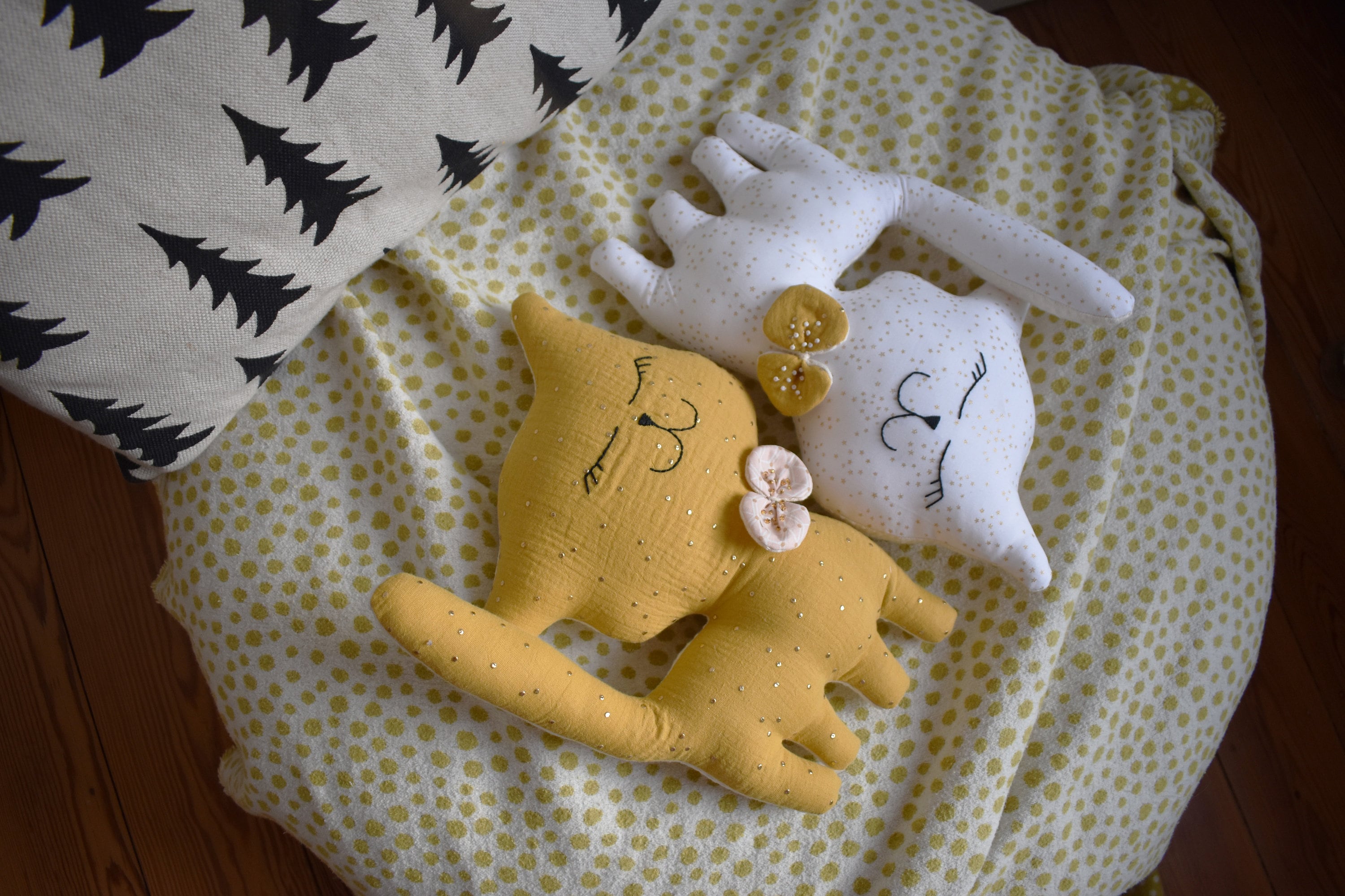 Doudou Décoratif Chat et Son Petit Noeud Rose, Couleur Moutarde.