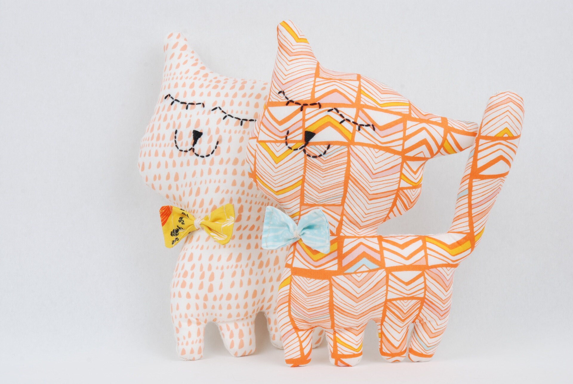 Chat, Chaton, Doudou Décoratif, Chaton Fier Au Petit Noeud Papillon Blanc/Turquoise