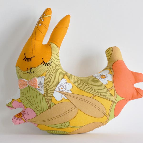 Lapin peluche, coussin décoratif pour chambre de bébé ou d'enfant, "mon lapinou" : tissu imprimé de grandes fleurs exotiques.