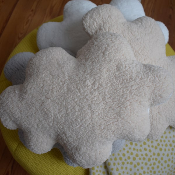 coussin forme nuage, tissu peluche, moelleux et tendre, couleur gris/beige