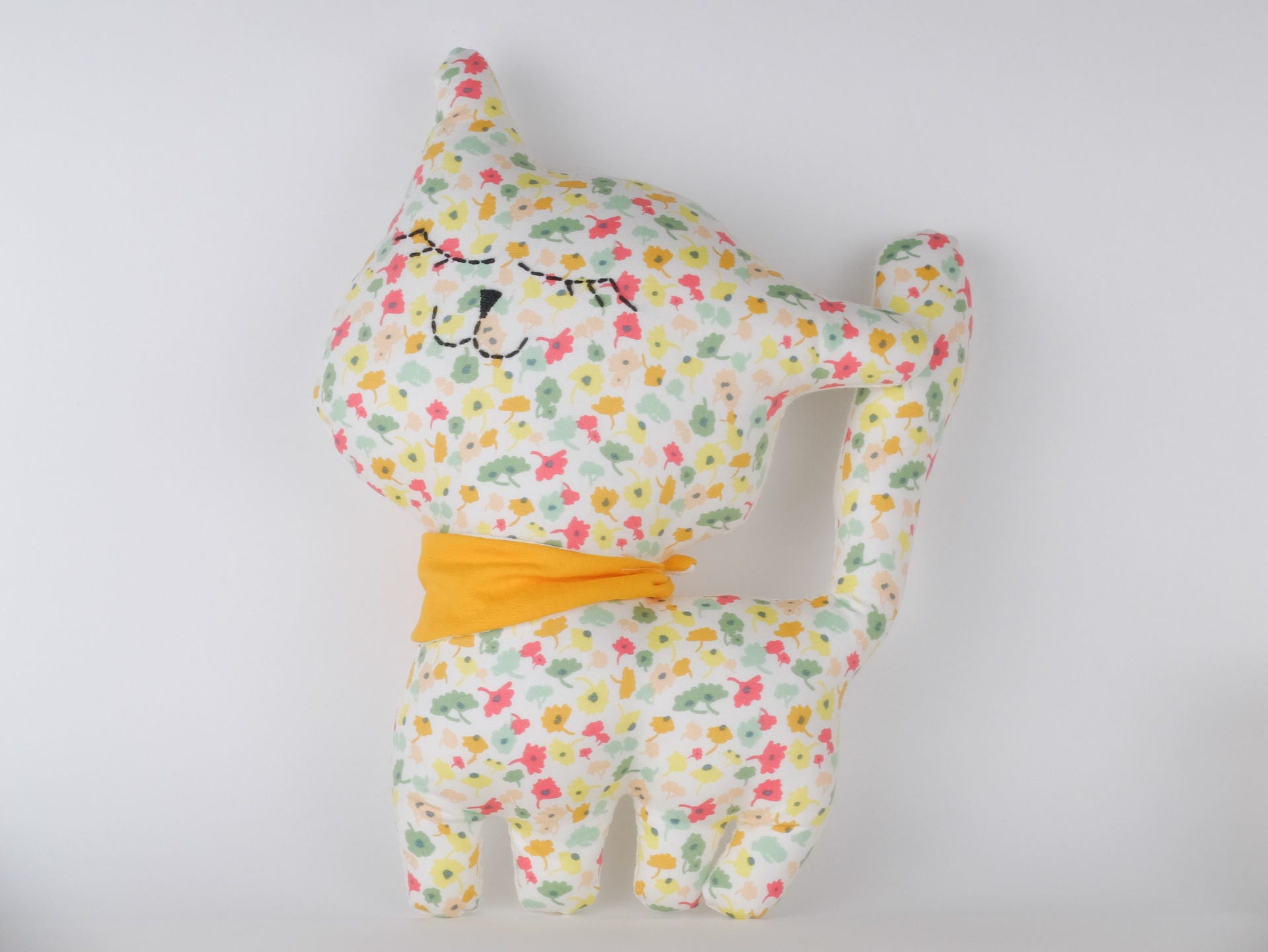 Chat Coussin Décoratif Pour Décorer Une Chambre d'enfant, Tissu Imprimé de Petites Fleurs Dans Les T