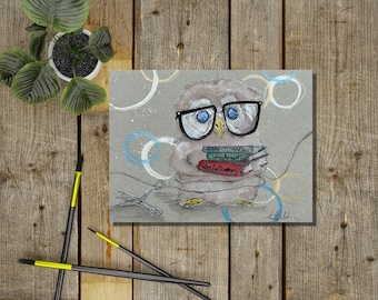 Könnte beinhalten: Ein Aquarellbild eines Eulen, das eine Brille trägt und einen Stapel Bücher hält. Die Eule sitzt auf einem Ast mit blauem Hintergrund. Die Bücher sind mit "Myth Olympus", "Clothes That Fit" und "Fates & Diaries" betitelt.