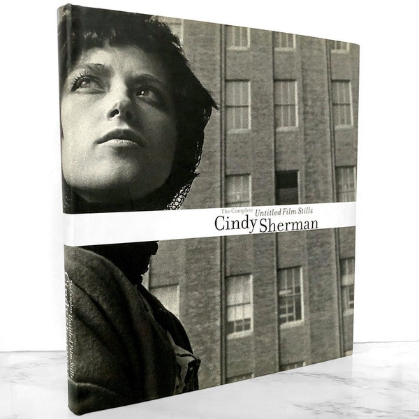 L'intégrale des photos sans titre de Cindy Sherman [PREMIÈRE ÉDITION] • Musée d'art moderne • Couverture rigide • Livre d'art