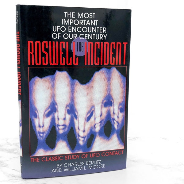 The Roswell Incident by Charles Berlitz & William L. Moore [HARDCOVER RE-ISSUE] 1996 • Mjf Books • Mint!