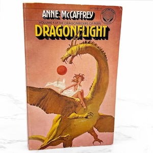 Dragonflight autorstwa Anne McCaffrey [1976 MIĘKKA OKŁADKA] • Ballantine Sci-Fi • 7. wydanie