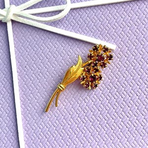 Vintage Gold Tone Flower Brooch with Purple Rhinestones – Small Floral Pin, Elegant Retro Jewelry Gift for Her
