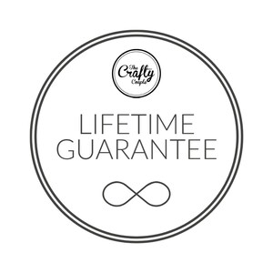 K&ouml;nnte beinhalten: Ein schwarz-wei&szlig;er Kreis mit dem Text "The Crafty Couple" und "LIFETIME GUARANTEE" im Inneren. Unter dem Text befindet sich ein Unendlichkeitszeichen.