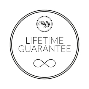 K&ouml;nnte beinhalten: Ein schwarz-wei&szlig;er Kreis mit dem Text "The Crafty Couple" und "LIFETIME GUARANTEE" im Inneren. Unter dem Text befindet sich ein Unendlichkeitszeichen.