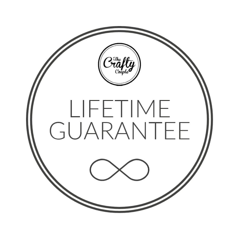 K&ouml;nnte beinhalten: Ein schwarz-wei&szlig;er Kreis mit dem Text "The Crafty Couple" und "LIFETIME GUARANTEE" im Inneren. Unter dem Text befindet sich ein Unendlichkeitszeichen.