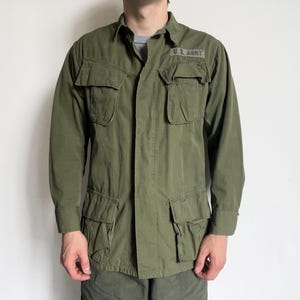 US Army Dschungeljacke, 70er vintage 1970er Mantel Herren Baumwolle Ripstop-Popeline, Vietnamkriegs-Ära OG-107 olivgrüne Tropenjacke, Größe S Long