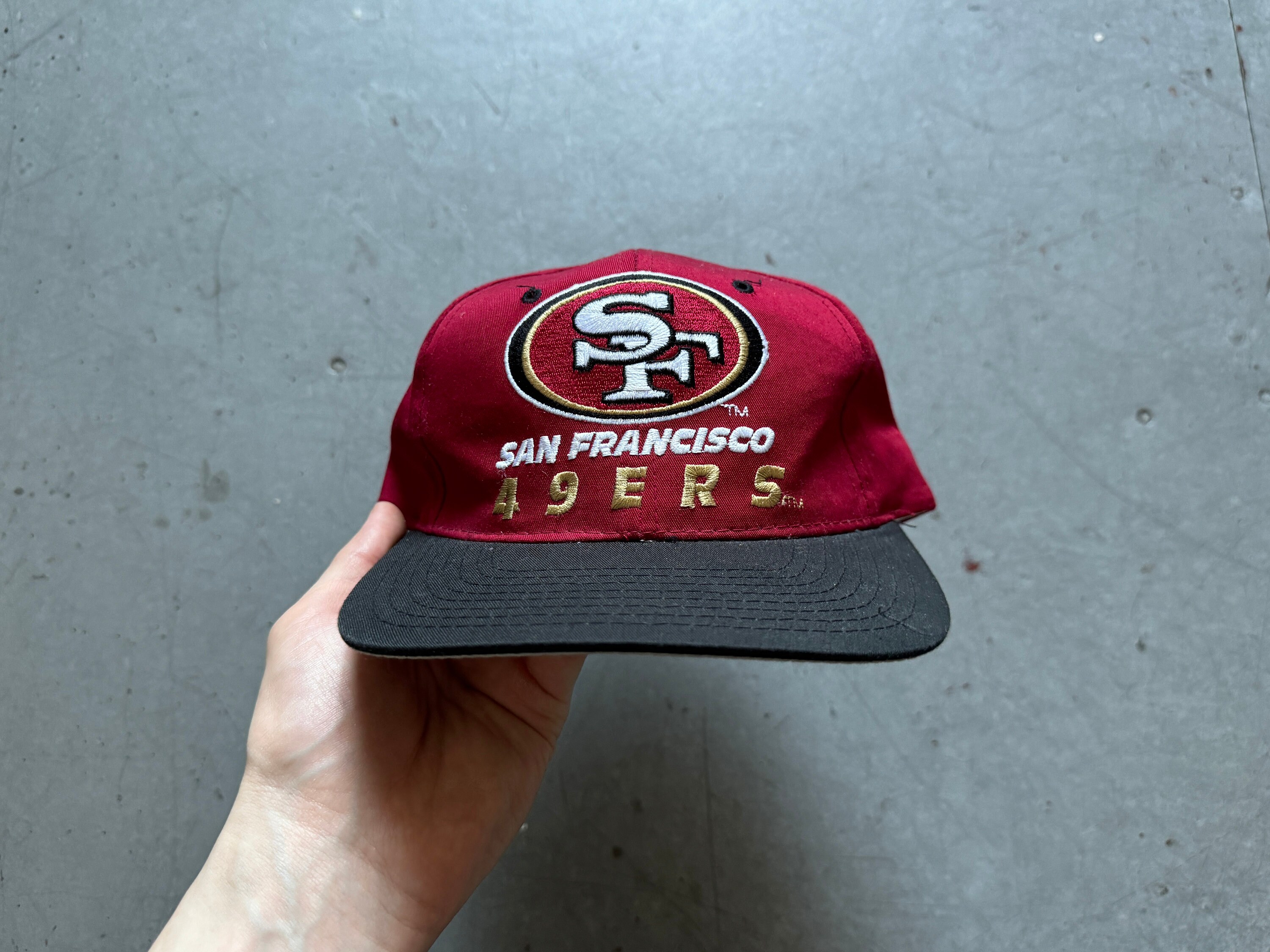 80年代から90年代のSan francisco 49ersのキャップです. VINTAGE 90s SAN FRANCISCO 49ERS SPORTS SPECIALTIES SNAPBACK